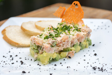hot and cold entrees such as ceviche, octopus, asparagus, medallions, and tarts
