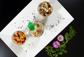 hot and cold entrees such as ceviche, octopus, asparagus, medallions, and tarts
