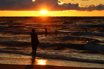 Fototapeta Pejzaż nadmorski z zachodzącym słońcem wieczorem.  obraz