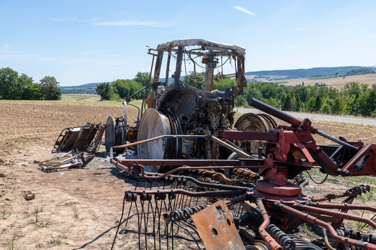 Tractor with trailer on field burned down by heat build-up