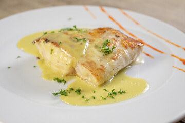 mariscos y pescados en plato blanco sobre fondo de madera