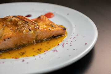 mariscos y pescados en plato blanco sobre fondo de madera