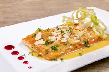 mariscos y pescados en plato blanco sobre fondo de madera