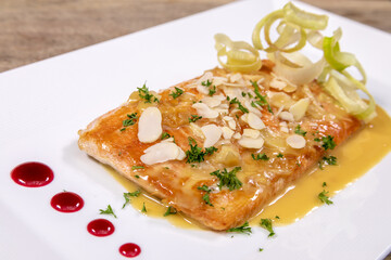 mariscos y pescados en plato blanco sobre fondo de madera