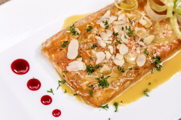 mariscos y pescados en plato blanco sobre fondo de madera