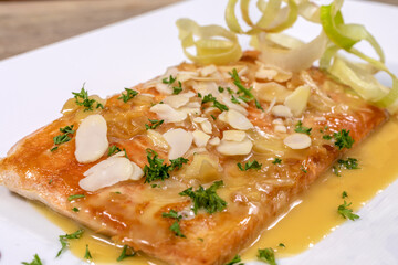 mariscos y pescados en plato blanco sobre fondo de madera