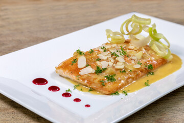 mariscos y pescados en plato blanco sobre fondo de madera