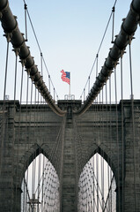 New York, Brooklyn Bridge et drapeau américain