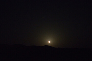 Naklejka premium rising moon over the desert
