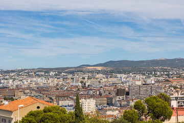 Fototapeta na wymiar Paysage urbain de Marseille depuis la Basilique Notre-Dame de la Garde