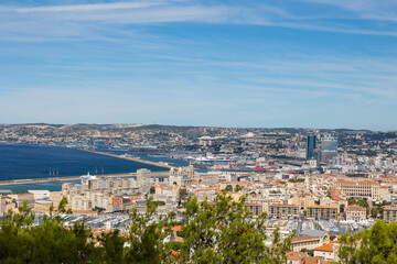 Fototapeta na wymiar Vue sur le Port de Marseille depuis la Basilique Notre-Dame de la Garde