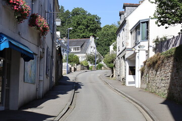 Rue typique, village de Pont-Aven, département du Finistere, Bretagne, France