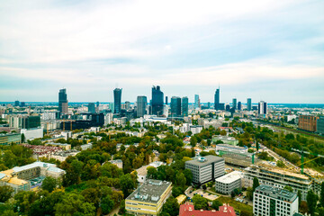 Panorama Warszawy, widok z drona na centrum miasta. W tle drapacze chmur w ścisłym centrum miasta.