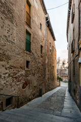 Fototapeta na wymiar narrow street of the old city of Toledo on an autumn day