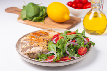 Salad with grilled chicken, fresh vegetables, spinach, ruccola, red onion and tomato. 