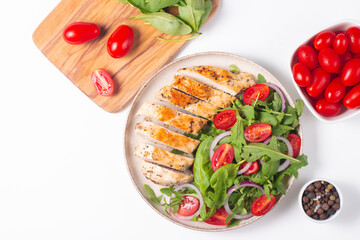 Salad with grilled chicken, fresh vegetables, spinach, ruccola, red onion and tomato. 