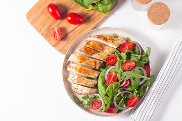 Salad with grilled chicken, fresh vegetables, spinach, ruccola, red onion and tomato. 