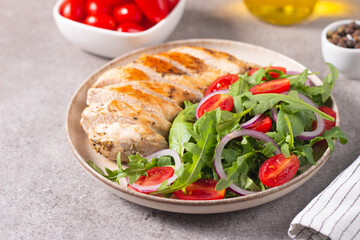 Salad with grilled chicken, fresh vegetables, spinach, ruccola, red onion and tomato. 