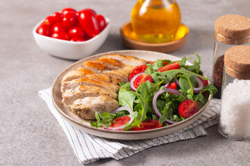 Salad with grilled chicken, fresh vegetables, spinach, ruccola, red onion and tomato. 