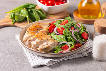 Salad with grilled chicken, fresh vegetables, spinach, ruccola, red onion and tomato. 