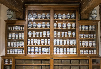 ancienne armoire de pharmacie avec pots anciens de crèmes, onguents et autres produits pharmacologiques - obrazy, fototapety, plakaty
