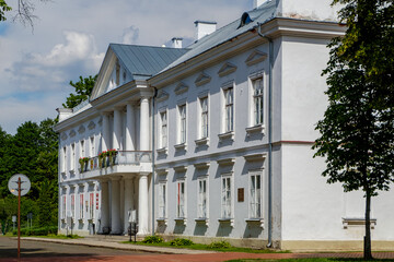 Obraz premium White residence in the park