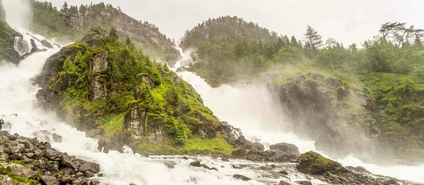 Panorama d'une cascade Latefossen Waterfall en Norv&egrave;ge