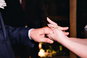 Obraz na płótnie Canvas bride's hands holding groom's hand at wedding