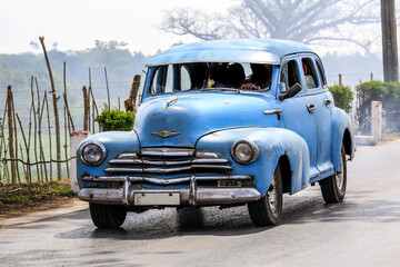 Fototapeta na wymiar Schöner Oldtimer auf Kuba (Karibik)