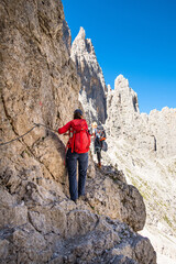 Frau wandert um die Pale di San Martino