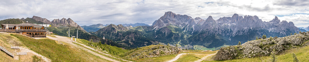 Fototapeta na wymiar Blick vom Tognola auf die Pala-Dolomiten