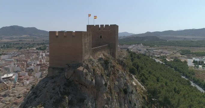 vuelo de dron sobre la torre de un castillo medieval sobre pueblo