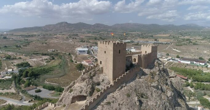 Vista a&eacute;rea de drone de fortaleza en roca sobre pueblo mediterr&aacute;neo