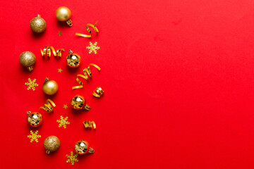 Christmas composition. a pattern of christmas balls on colored background. Flat lay, top view New year decor