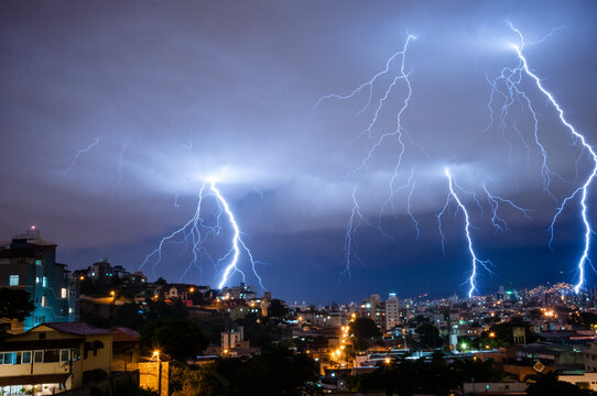 A arte de rel&acirc;mpagos maravilhosos embelezando a paisagem em uma noite agrad&aacute;vel