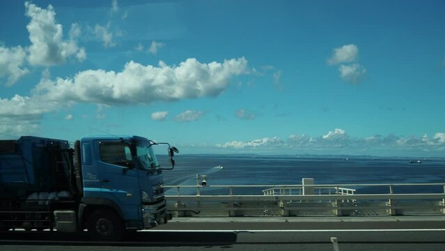 東京湾アクアラインを走る車からの風景