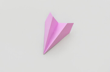 Naklejka premium Lilac paper plane on grey background
