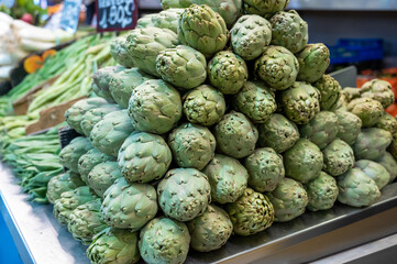 Obraz premium Fresh green artichokes vegetables on farmers market in Spain