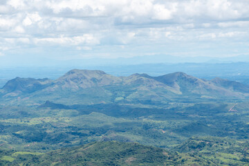 Carretera entre cerros 