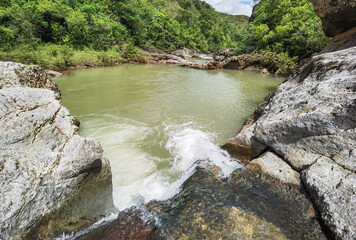Cascadas de river que surgen desde las montañas