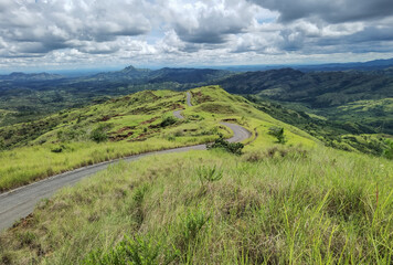 Obraz premium Carretera entre cerros 