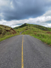 Carretera entre cerros 