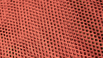 roter Stoff mit Löchern