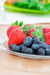 イチゴとブルーベリーのある食卓