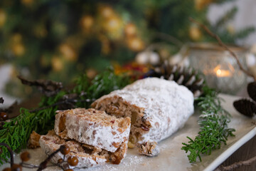 クリスマスを祝うドイツの伝統的なパン菓子、シュトーレン