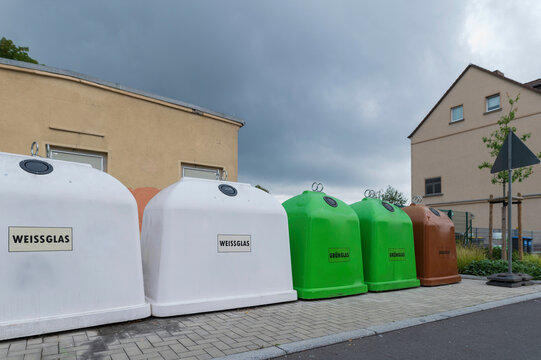 Glascontainer f&uuml;r die M&uuml;lltrennung bei Glas nach Farben