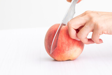 桃を切る手元　peach