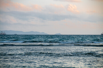 Obraz premium Sea water background with small waves on the beach