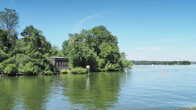 Sch&ouml;nsten Seen rund um Berlin und Brandenburg - Schifffahrt zwischen Glienicker Lake und Havel See richtung Pfaueninsel mit Beelitzer Jagdschirm am Wasserrand