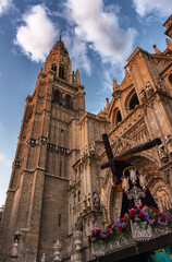 Fototapeta premium Cofradía de Nuestra Señora del Amparo de Toledo con los pasos de Virgen del Amparo, Oración en el Huerto, Cristo Amarrado a la columna, Nuestro padre Jesús Nazareno y Cristo de la Agonía